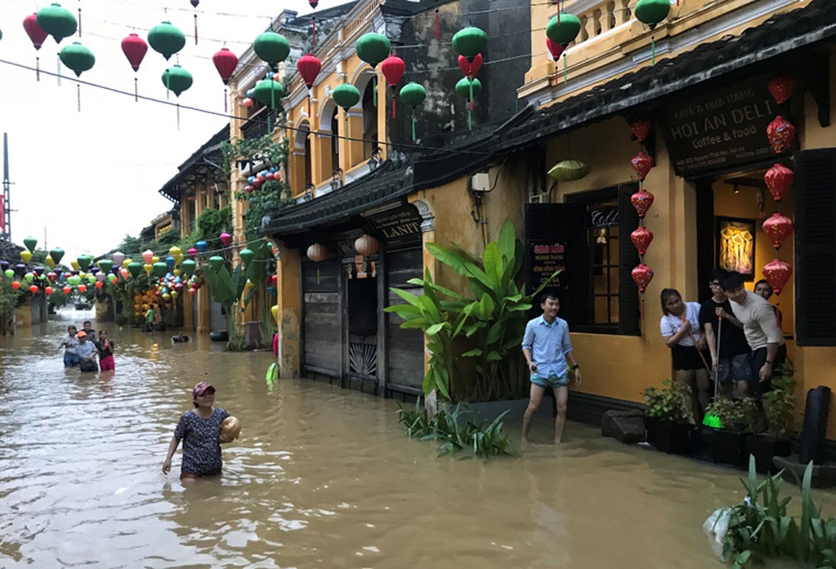 Nhung hinh anh “la mat” noi pho co Hoi An chim trong bien nuoc-Hinh-12