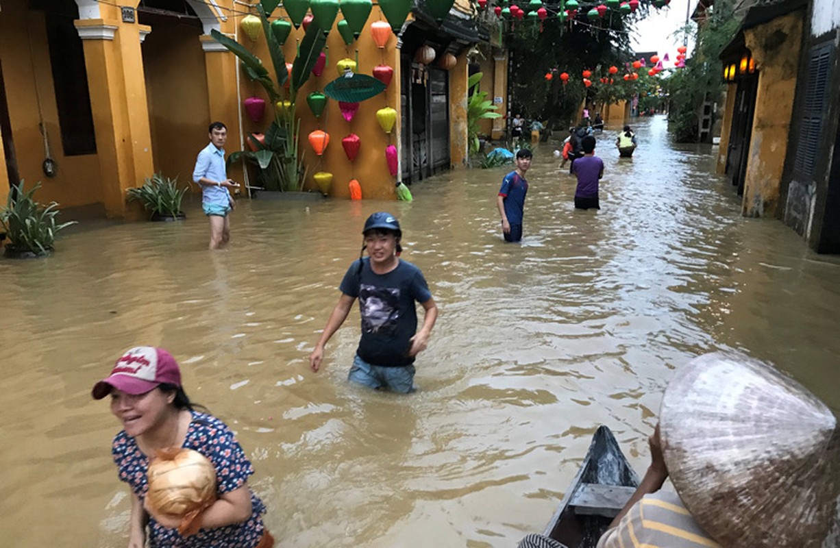 Nhung hinh anh “la mat” noi pho co Hoi An chim trong bien nuoc-Hinh-2