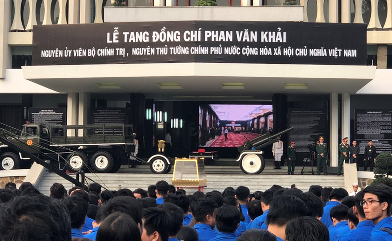 Nguoi dan dung kin duong tien nguyen Thu tuong Phan Van Khai ve voi 