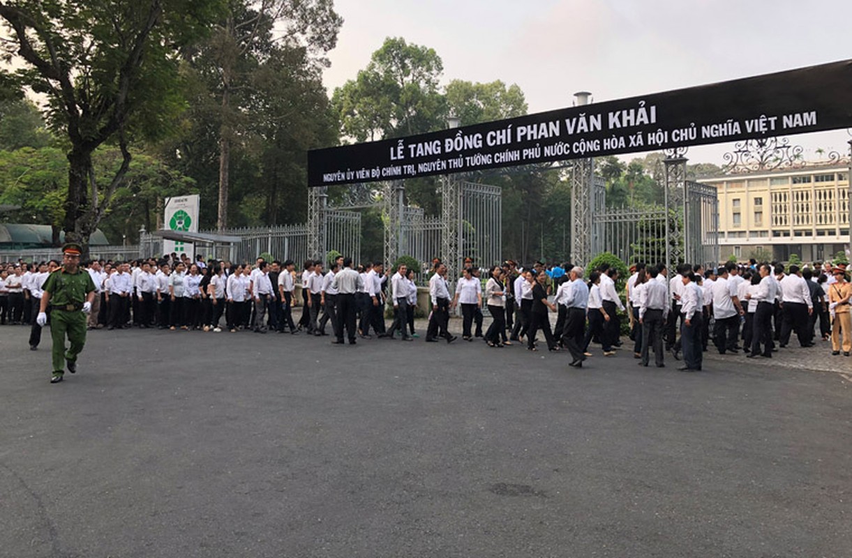 Nguoi dan dung kin duong tien nguyen Thu tuong Phan Van Khai ve voi 