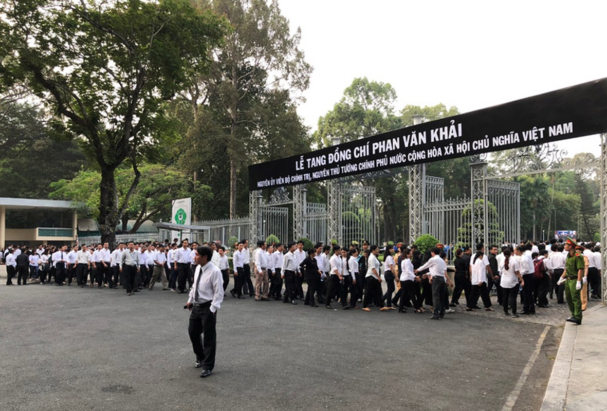 Nguoi dan dung kin duong tien nguyen Thu tuong Phan Van Khai ve voi 