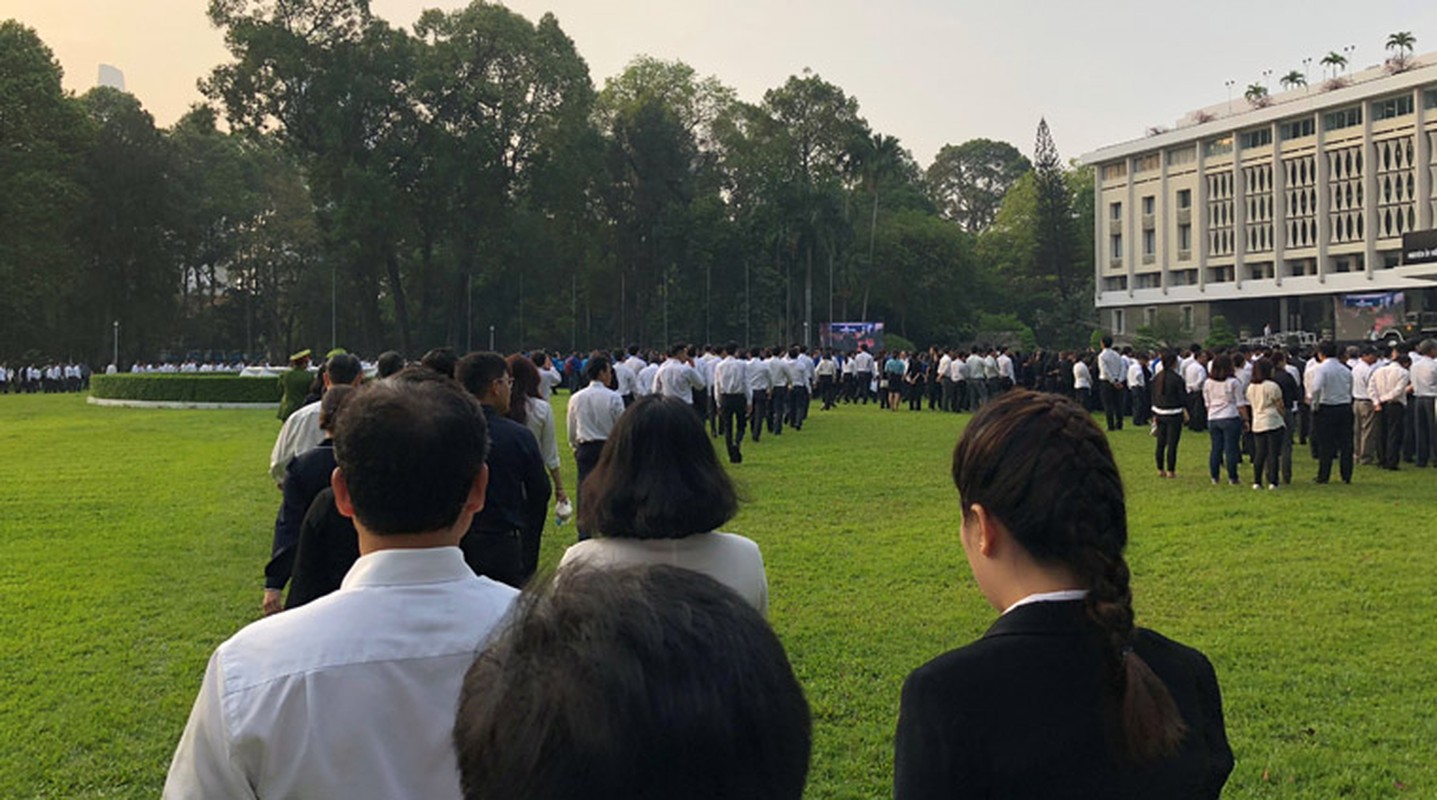 Nguoi dan dung kin duong tien nguyen Thu tuong Phan Van Khai ve voi 