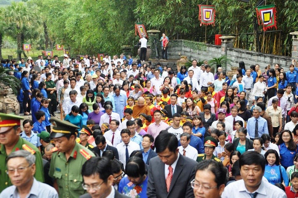 Dang huong tuong niem Quoc To Hung Vuong tai TP HCM-Hinh-9