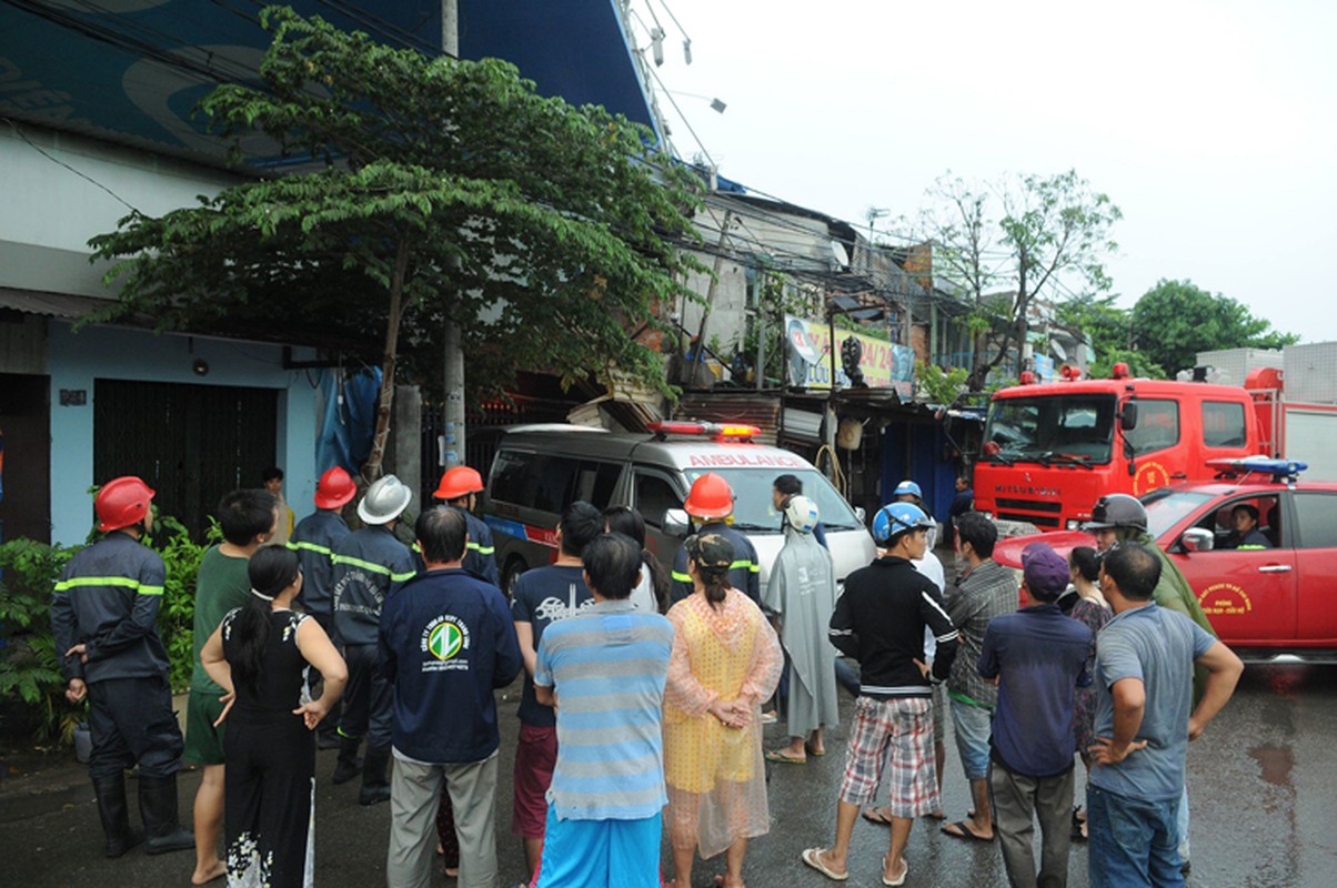 Nguoi dan cua ngo TP HCM hoi hop song duoi “tu than” bien quang cao-Hinh-2