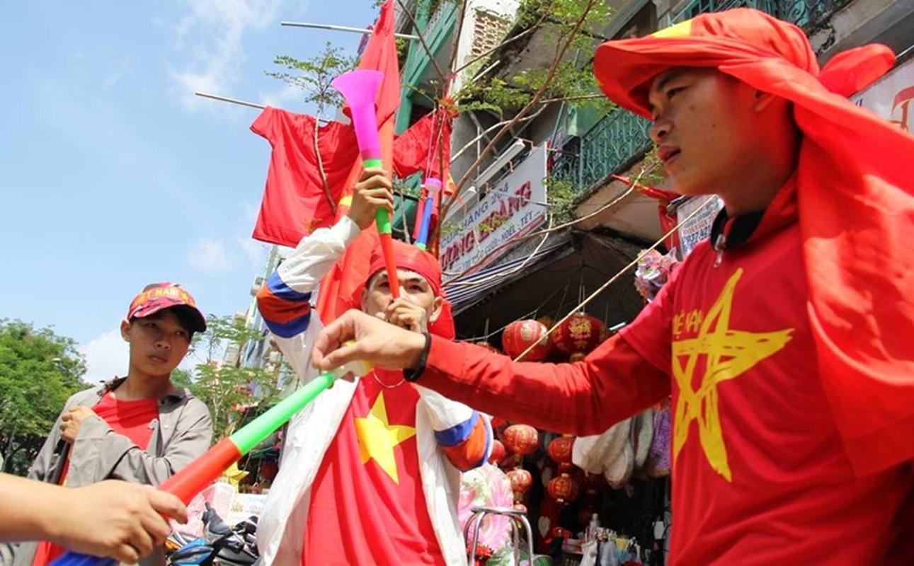 Co do sao vang rop pho truoc gio Olympic Viet Nam xung tran-Hinh-12