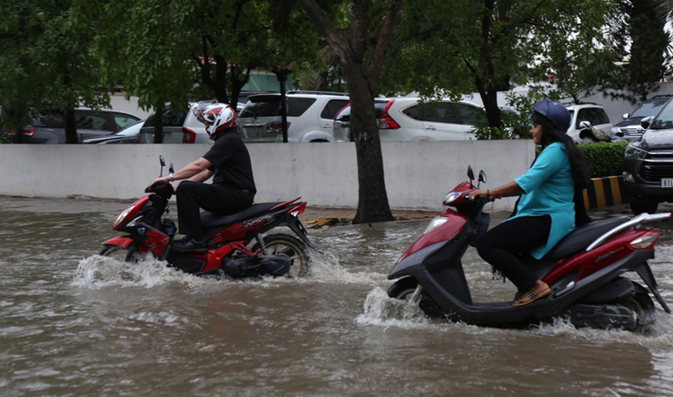 Hoc sinh truong Quoc te, nguoi nuoc ngoai “bi bom” loi nuoc sau mua-Hinh-8