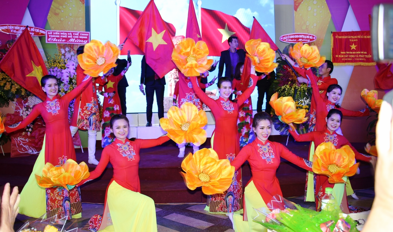 Ben trong nha hat lon nhat vung ven Sai Gon 