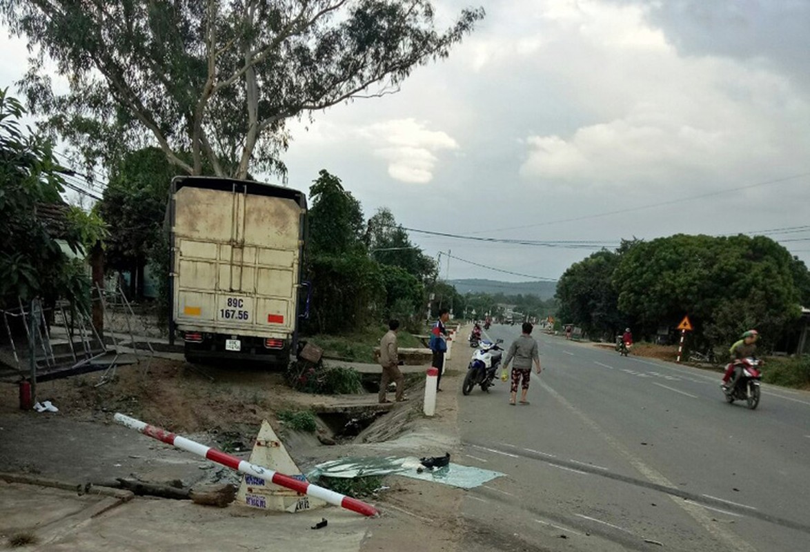 Hien truong kinh hoang xe tai tong container tren QL14-Hinh-3