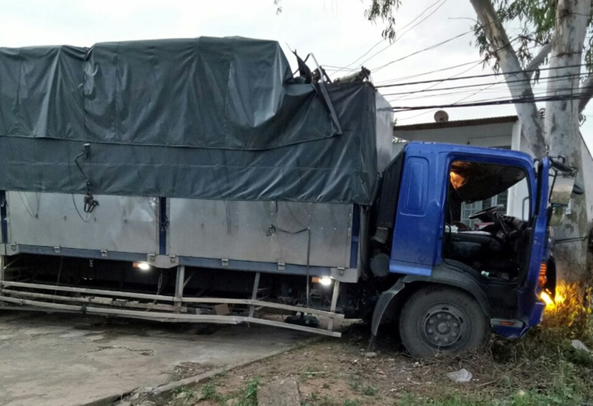 Hien truong kinh hoang xe tai tong container tren QL14-Hinh-5