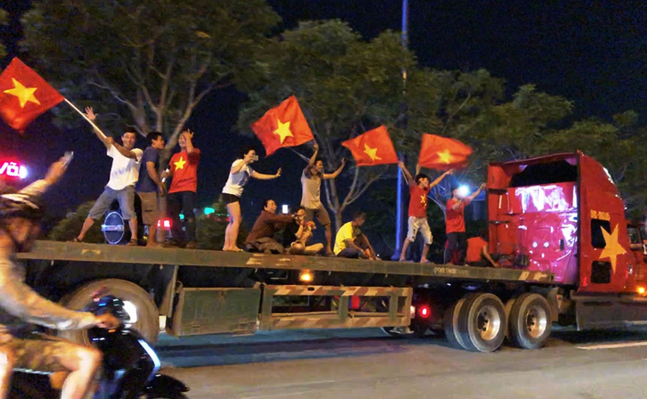 Nhung hinh anh “chua tung thay” trong dem Viet Nam vo dich AFF Cup 2018-Hinh-7