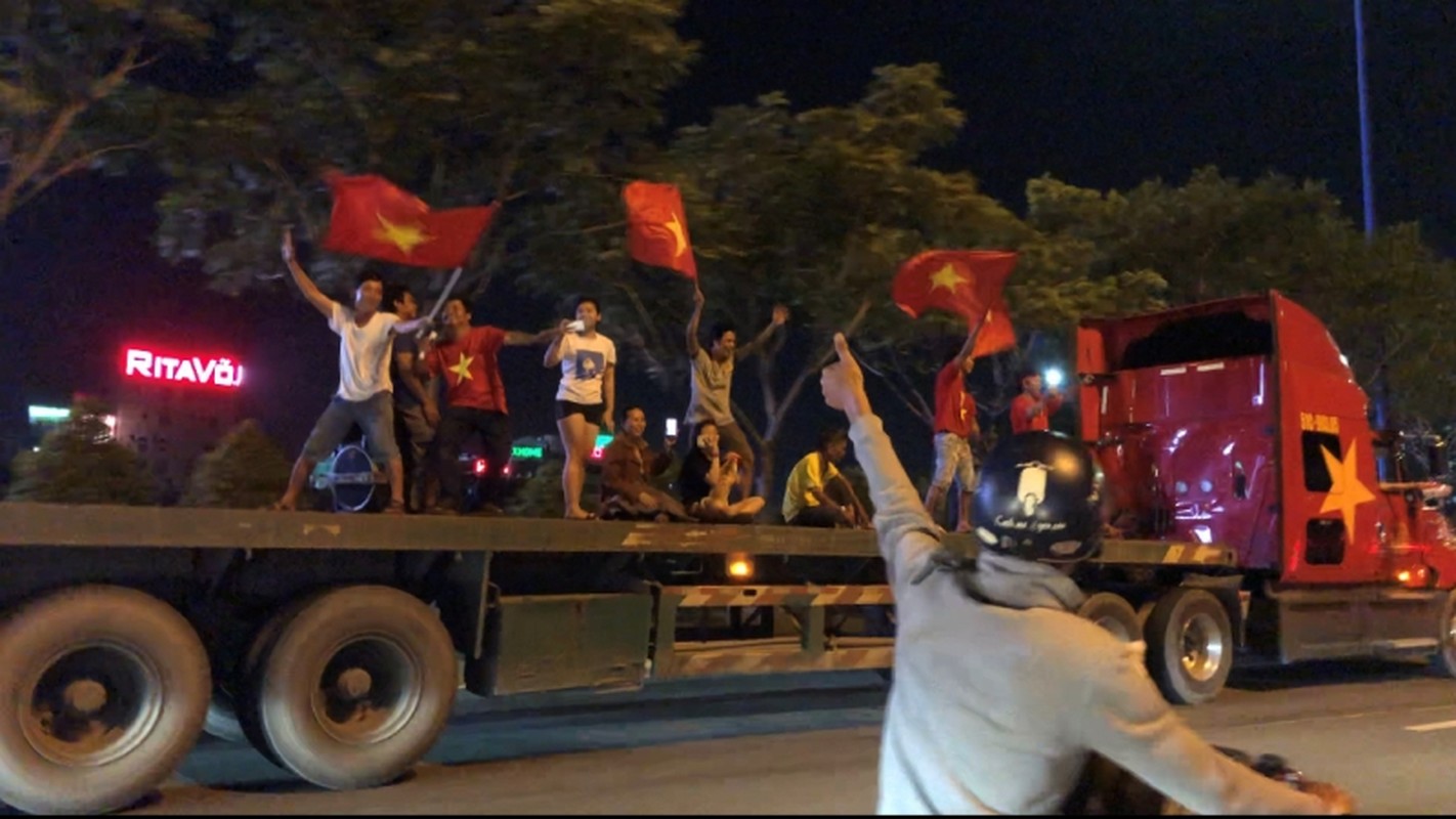 Nhung hinh anh “chua tung thay” trong dem Viet Nam vo dich AFF Cup 2018-Hinh-9