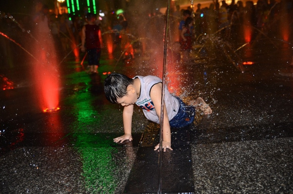 Giang sinh 2018, tre em tranh nhau tam tren pho Nguyen Hue-Hinh-16