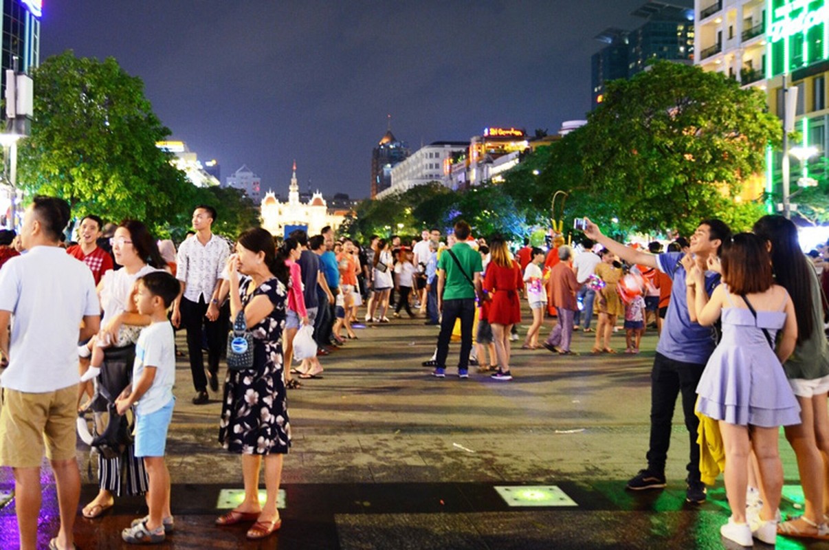 Giang sinh 2018, tre em tranh nhau tam tren pho Nguyen Hue-Hinh-3