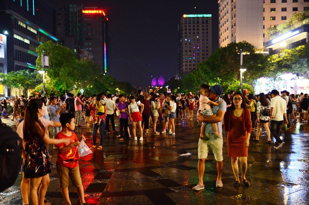 Giang sinh 2018, tre em tranh nhau tam tren pho Nguyen Hue-Hinh-4