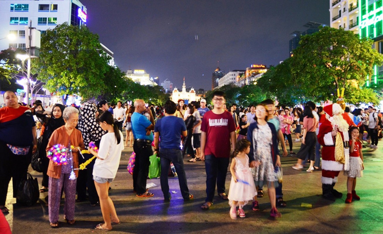 Giang sinh 2018, tre em tranh nhau tam tren pho Nguyen Hue