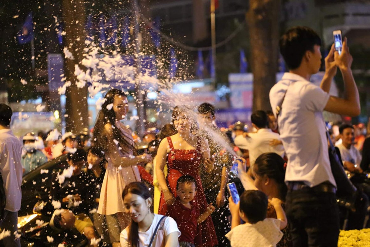 TP HCM: “Bien nguoi” do ra duong don Giang sinh 2018-Hinh-21