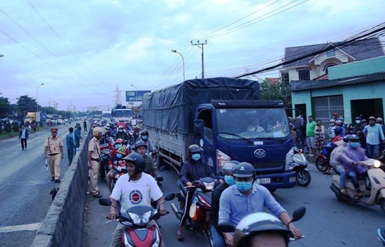 Container tong nhieu xe may o Long An: Chuyen tro ve khung khiep sau ky nghi-Hinh-2