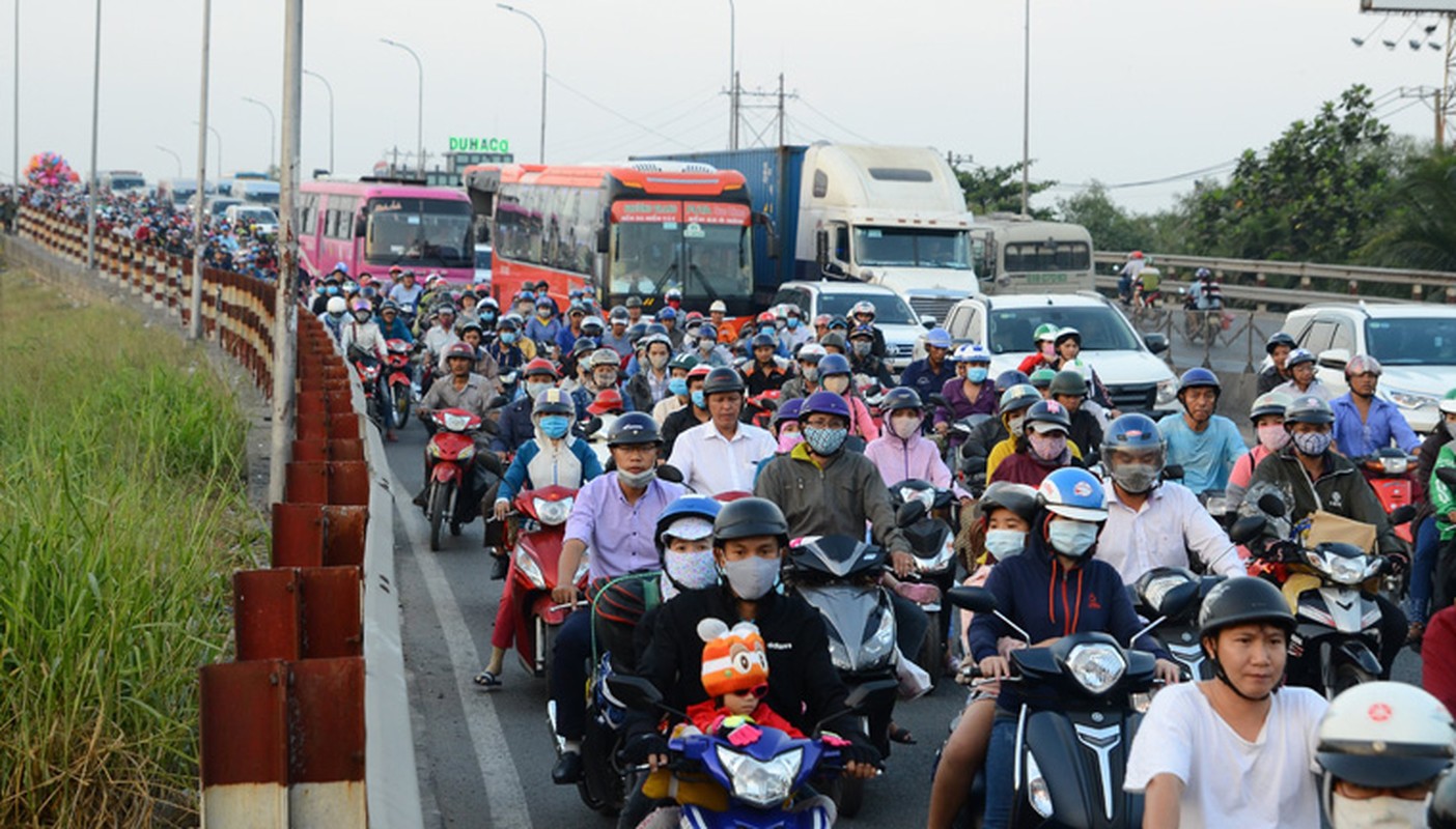 Cua ngo TP HCM “ngap nguoi” trang dem ve que nghi Tet-Hinh-7