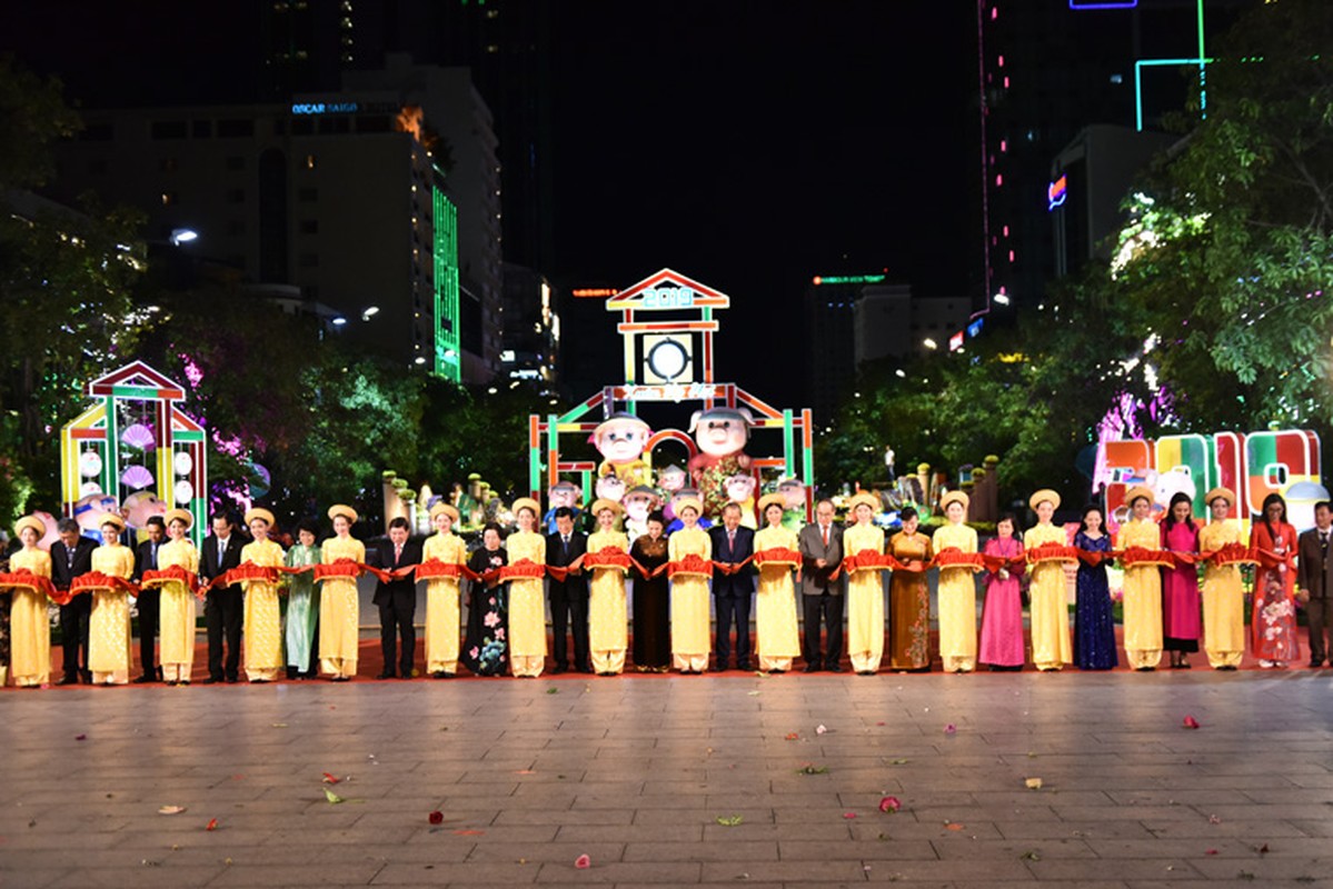 Duong hoa Nguyen Hue ruc ro trong dem khai mac-Hinh-3