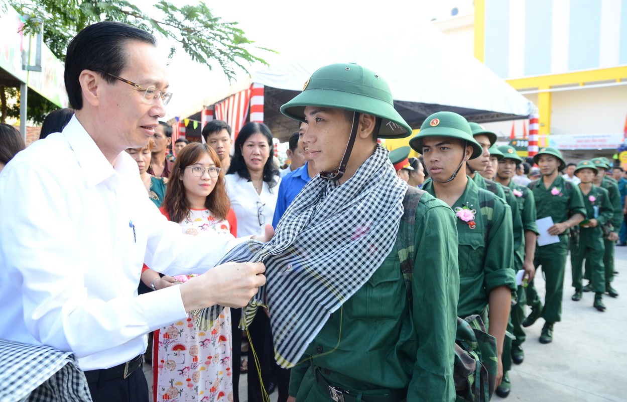 TP HCM: Nuoc mat va nu cuoi trong ngay tien tan binh nhap ngu-Hinh-2