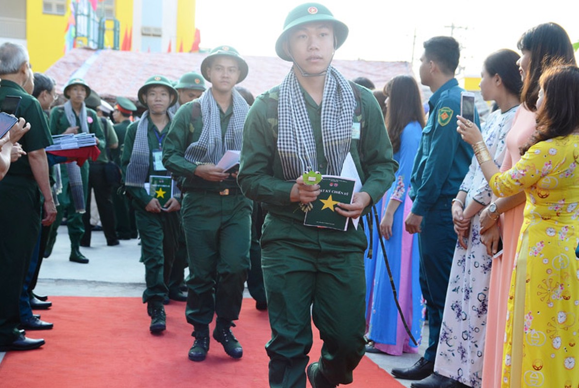 TP HCM: Nuoc mat va nu cuoi trong ngay tien tan binh nhap ngu-Hinh-4