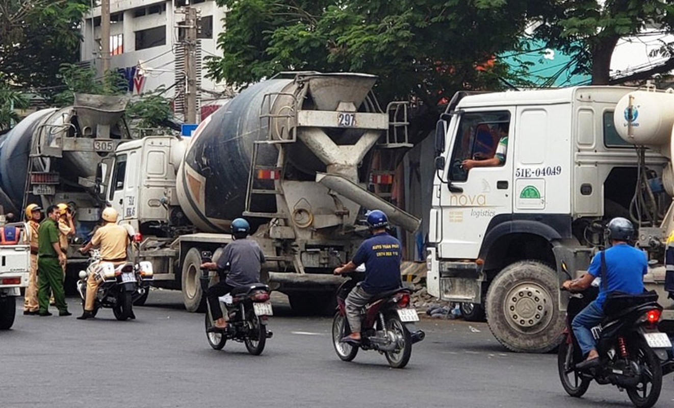 Bat chap lenh cam, 30 xe bon betong dai nao trung tam TPHCM