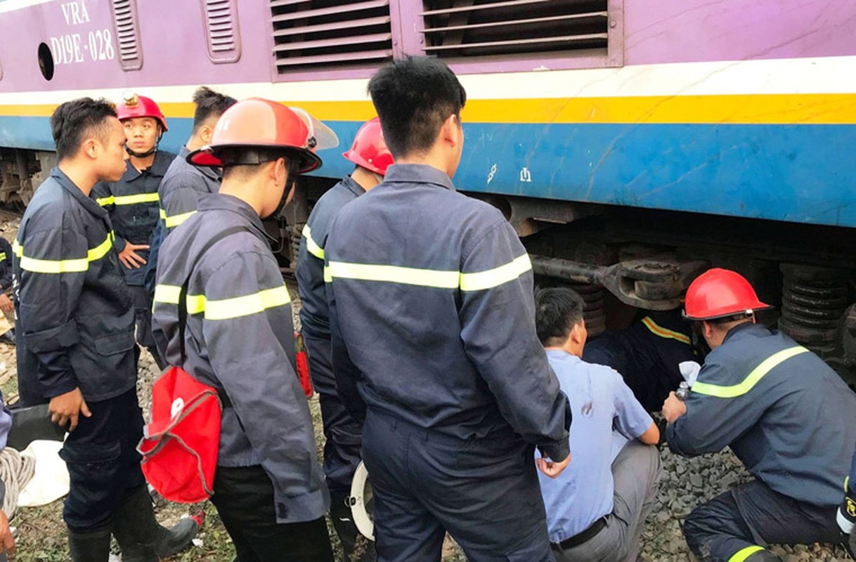 “Toat mo hoi” canh giai cuu nguoi dan ong ket duoi gam tau hoa-Hinh-5