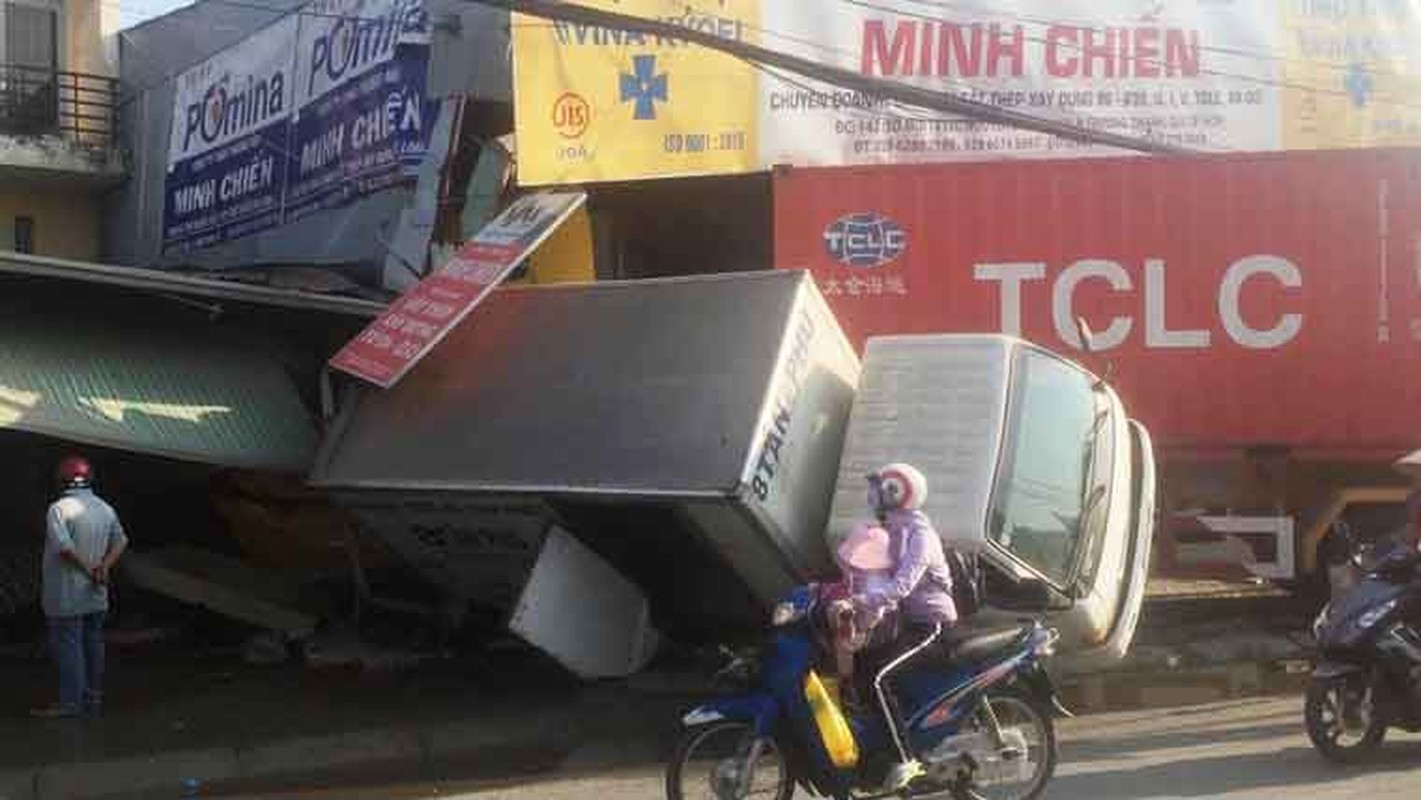 Tai xe container “ngu say” giua dong do nat sau tai nan-Hinh-6