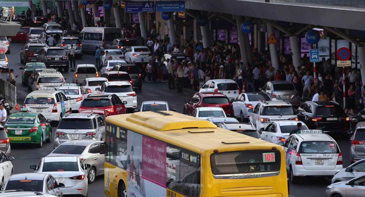 Duong ve san bay Tan Son Nhat ket cung truoc ky nghi le 30/4-Hinh-2