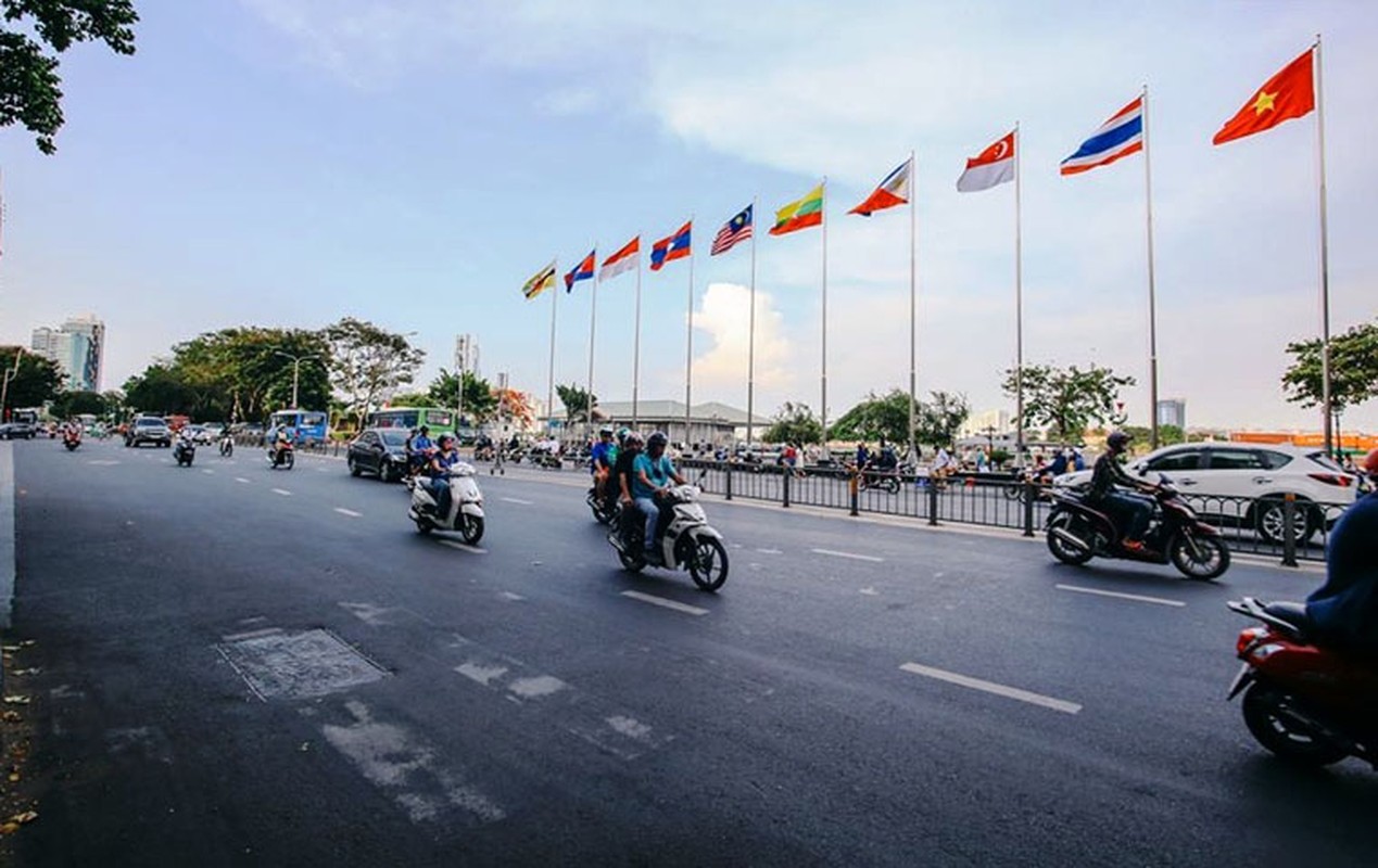 Pho phuong o TP HCM “khac la” ngo ngang trong ngay 30/4