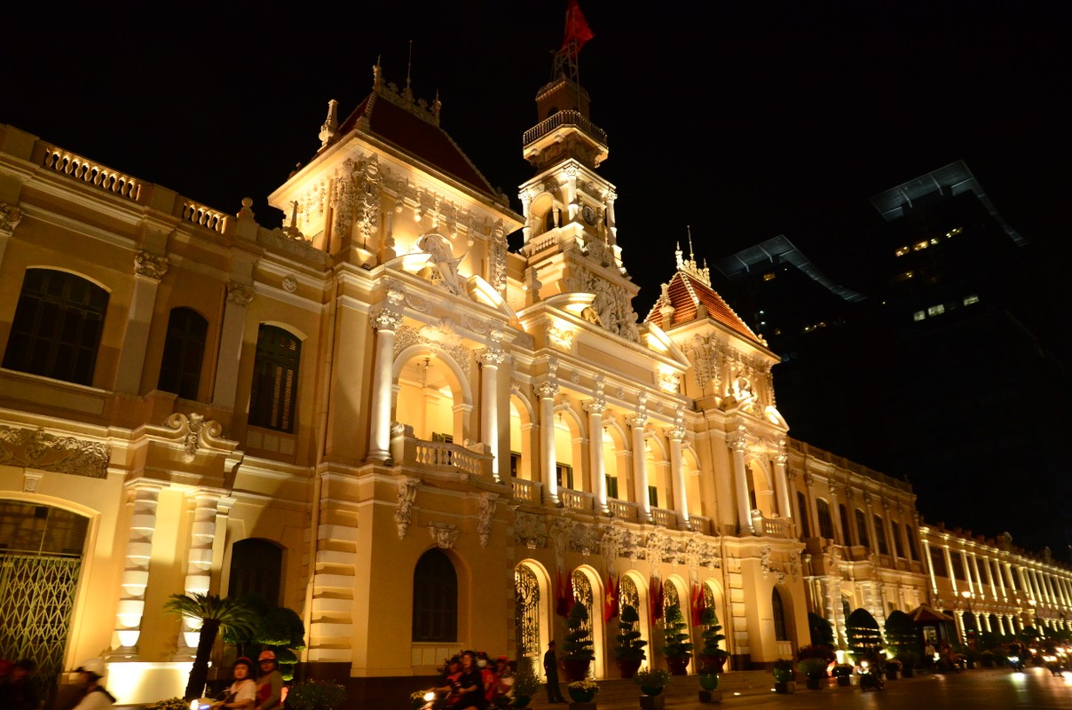 TP HCM: Xem ban phao hoa 30/4, hang nghin nguoi do ve trung tam-Hinh-6