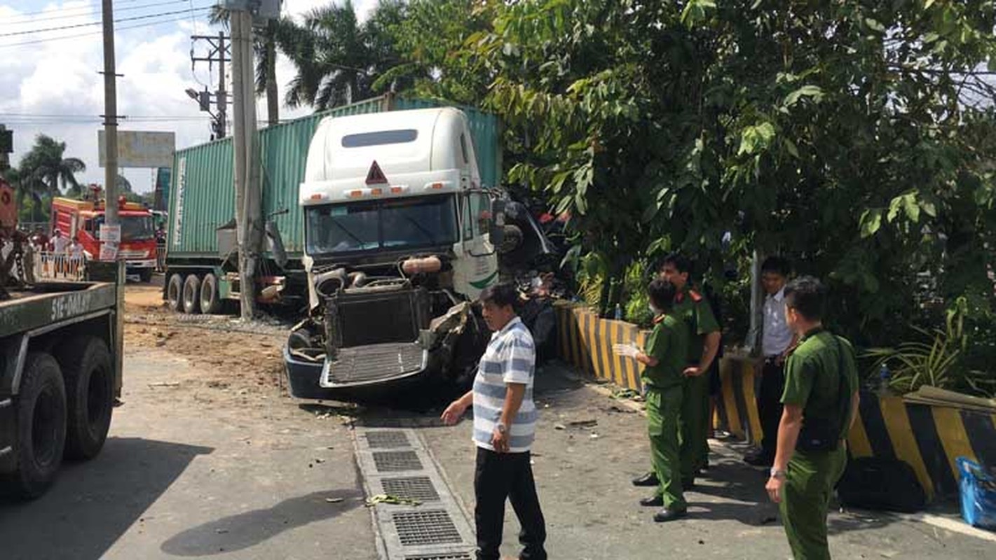 Hien truong kinh hoang xe container tong truc dien oto khien 5 nguoi chet tham