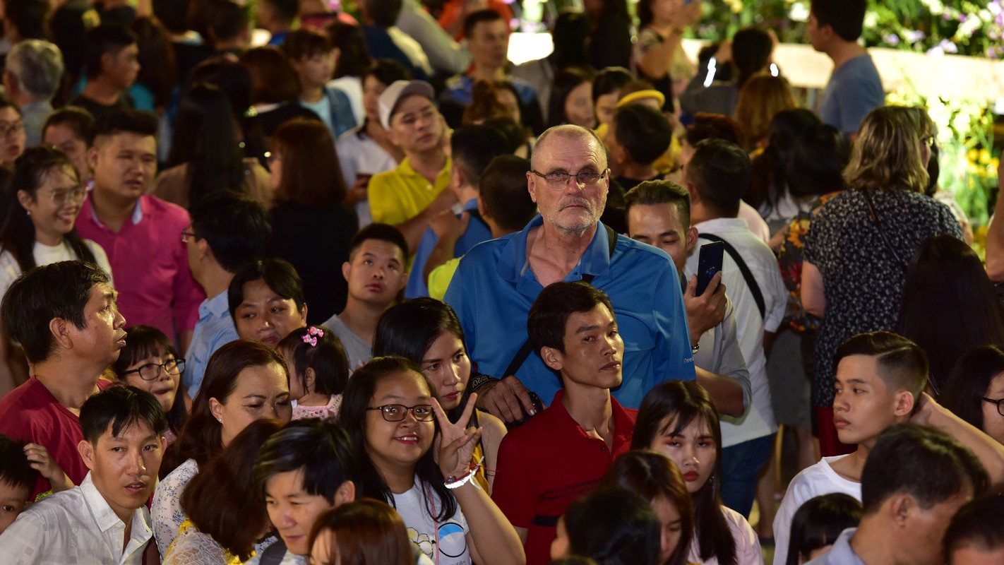 Du khach trang dem tham quan duong hoa Nguyen Hue trong dem khai mac-Hinh-12