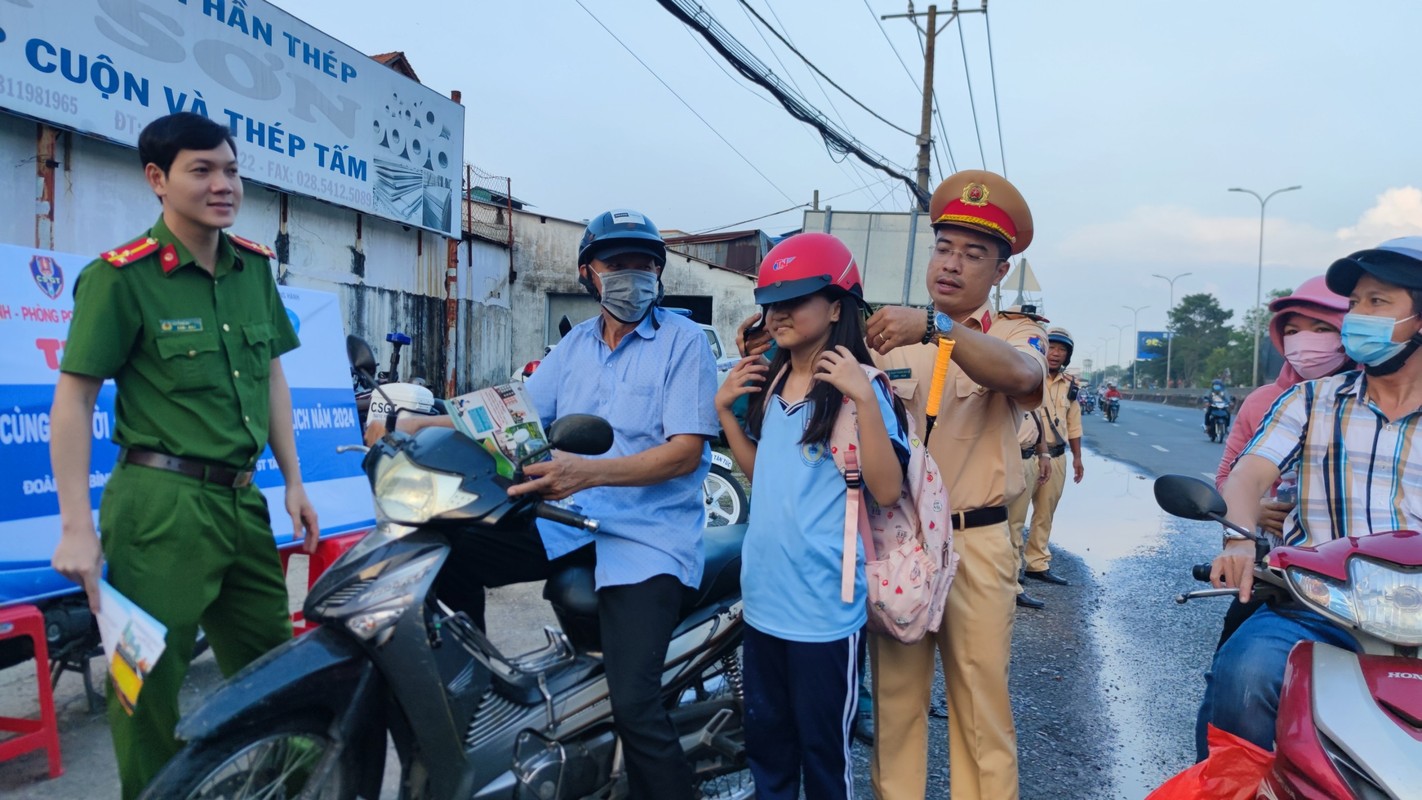 Nguoi ve que nghi Tet bat ngo khi duoc CSGT... chan dung-Hinh-10