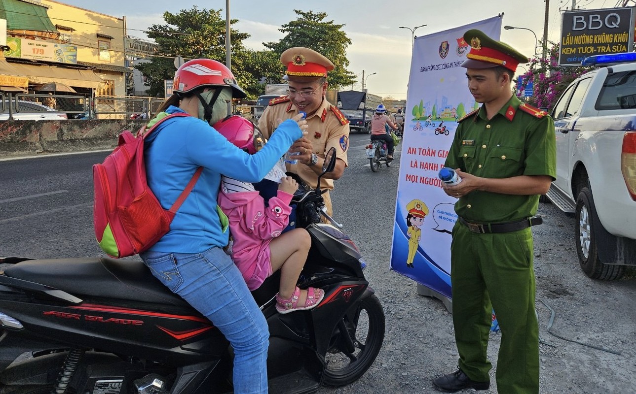 Dong nguoi ve que nghi le bong “mat long” duoi nang nong 40 do-Hinh-7