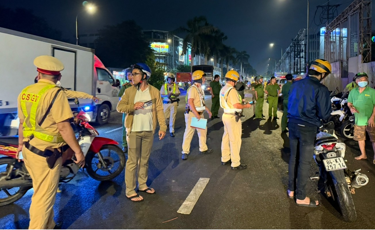 Hang tram canh sat “tong kiem tra” TTGT  khu cho  lon nhat TP HCM-Hinh-15