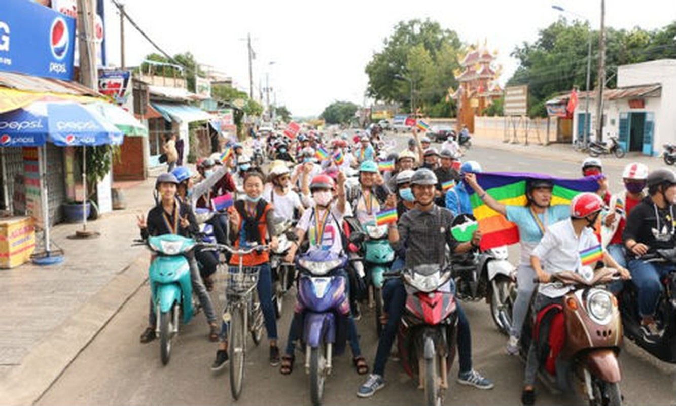 Ung ho cong dong LGBT: Co luc sac phu kin Tay Ninh