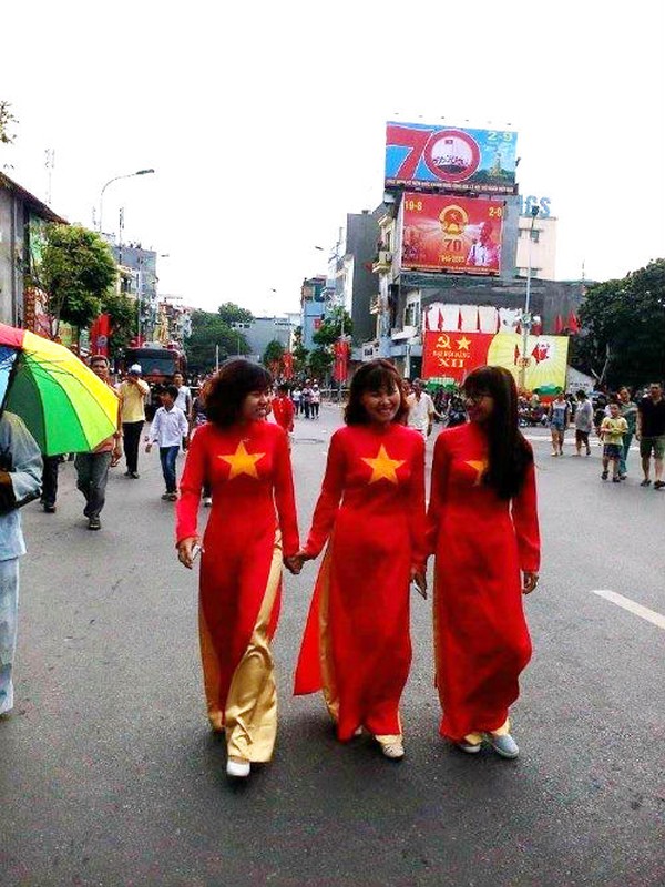 Nguoi dan tha thuot ta ao dai di xem dieu binh Quoc khanh 2/9-Hinh-3