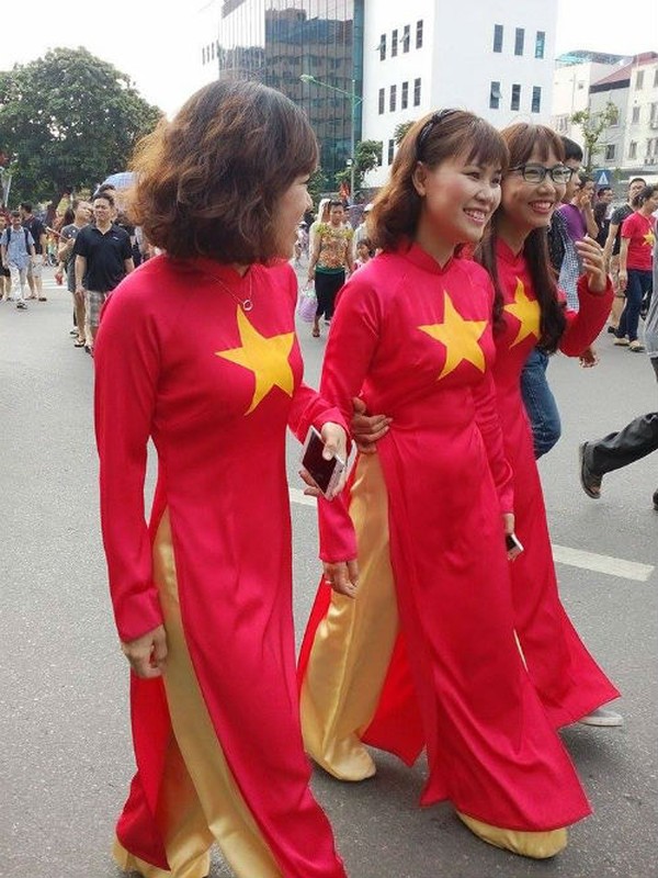 Nguoi dan tha thuot ta ao dai di xem dieu binh Quoc khanh 2/9-Hinh-4