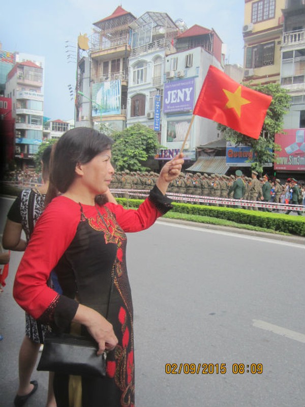 Nguoi dan tha thuot ta ao dai di xem dieu binh Quoc khanh 2/9-Hinh-5