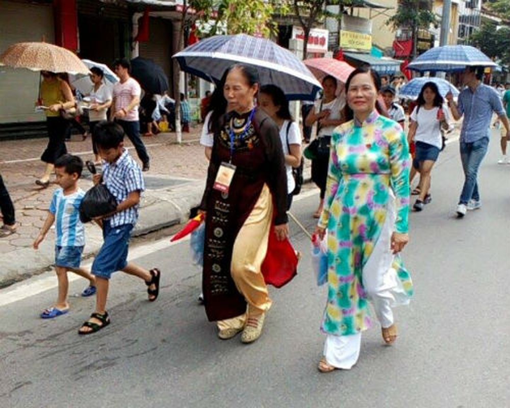 Nguoi dan tha thuot ta ao dai di xem dieu binh Quoc khanh 2/9-Hinh-9