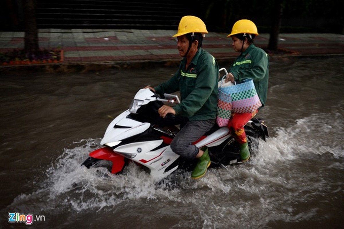 Sai Gon mua khong lon, duong Nguyen Huu Canh van ngap nang-Hinh-5