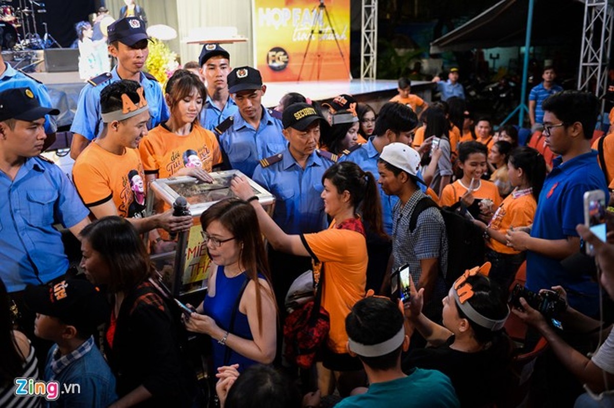 Tran Thanh bat ngo hon Hari Won trong buoi hop fan-Hinh-11