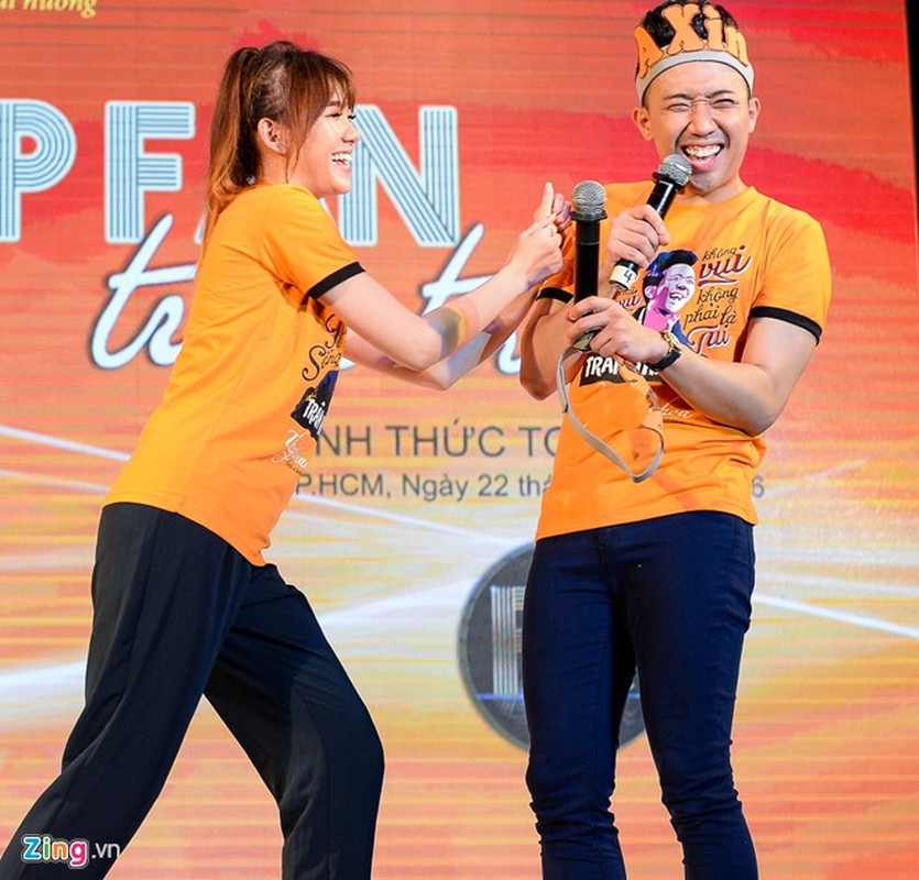 Tran Thanh bat ngo hon Hari Won trong buoi hop fan-Hinh-3