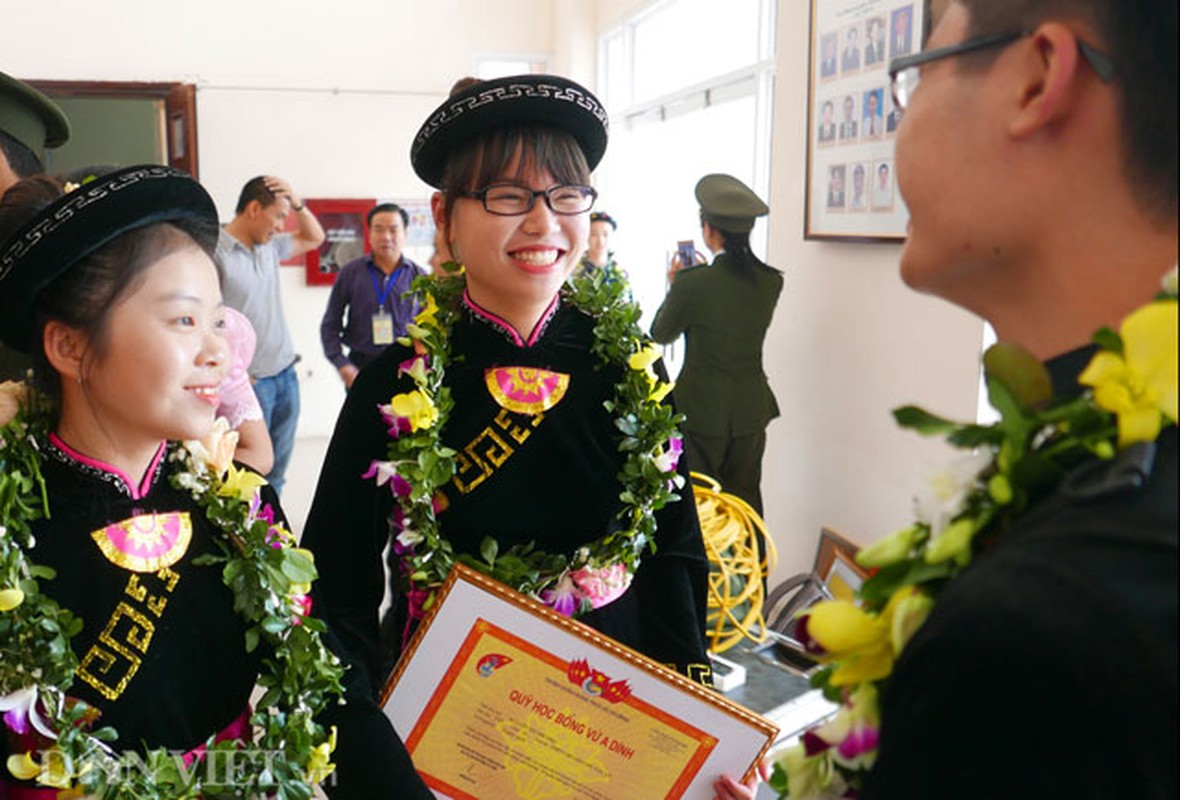 Ngam nhung nu sinh dan toc khoe sac giua Thu do-Hinh-7