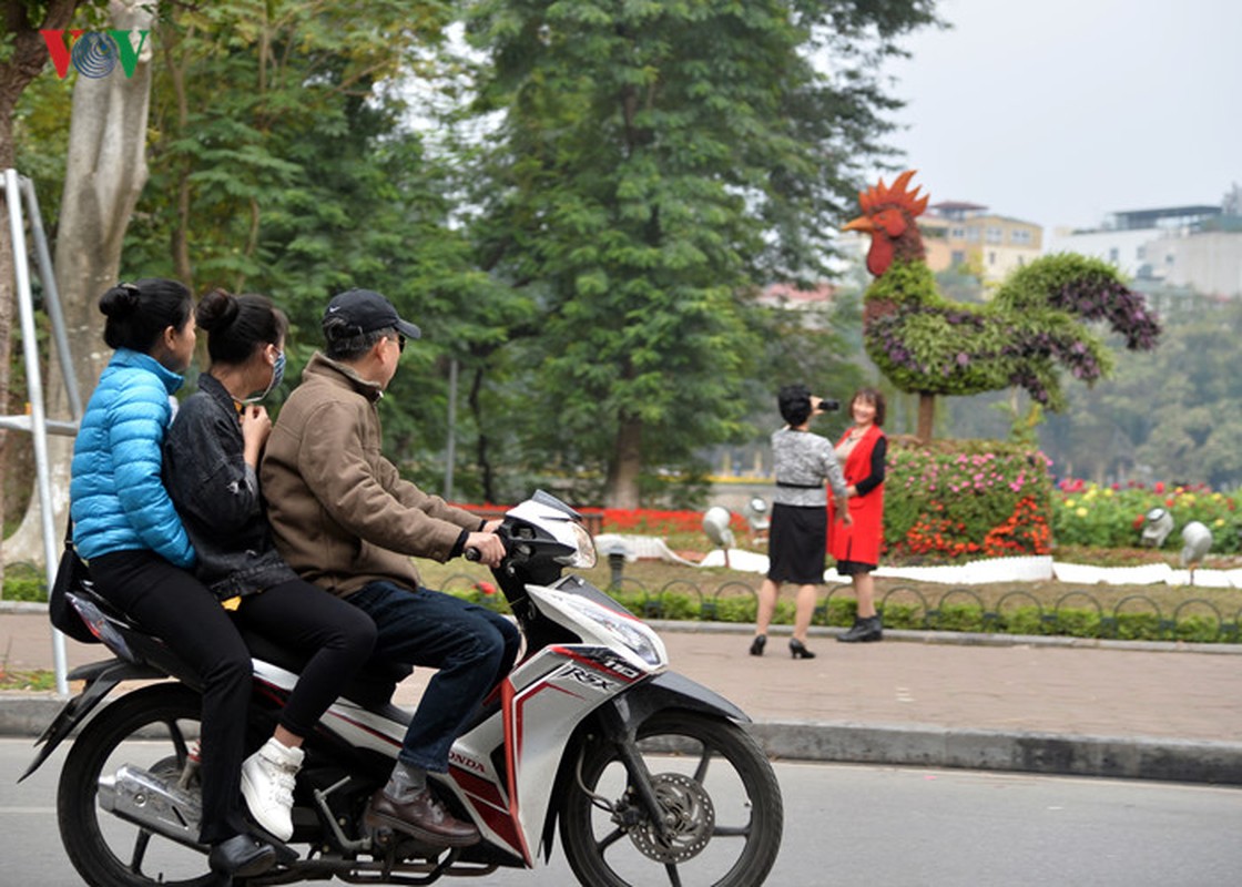 Vang bong CSGT, nguoi dan “vo tu” vuot den do ngay Tet-Hinh-11