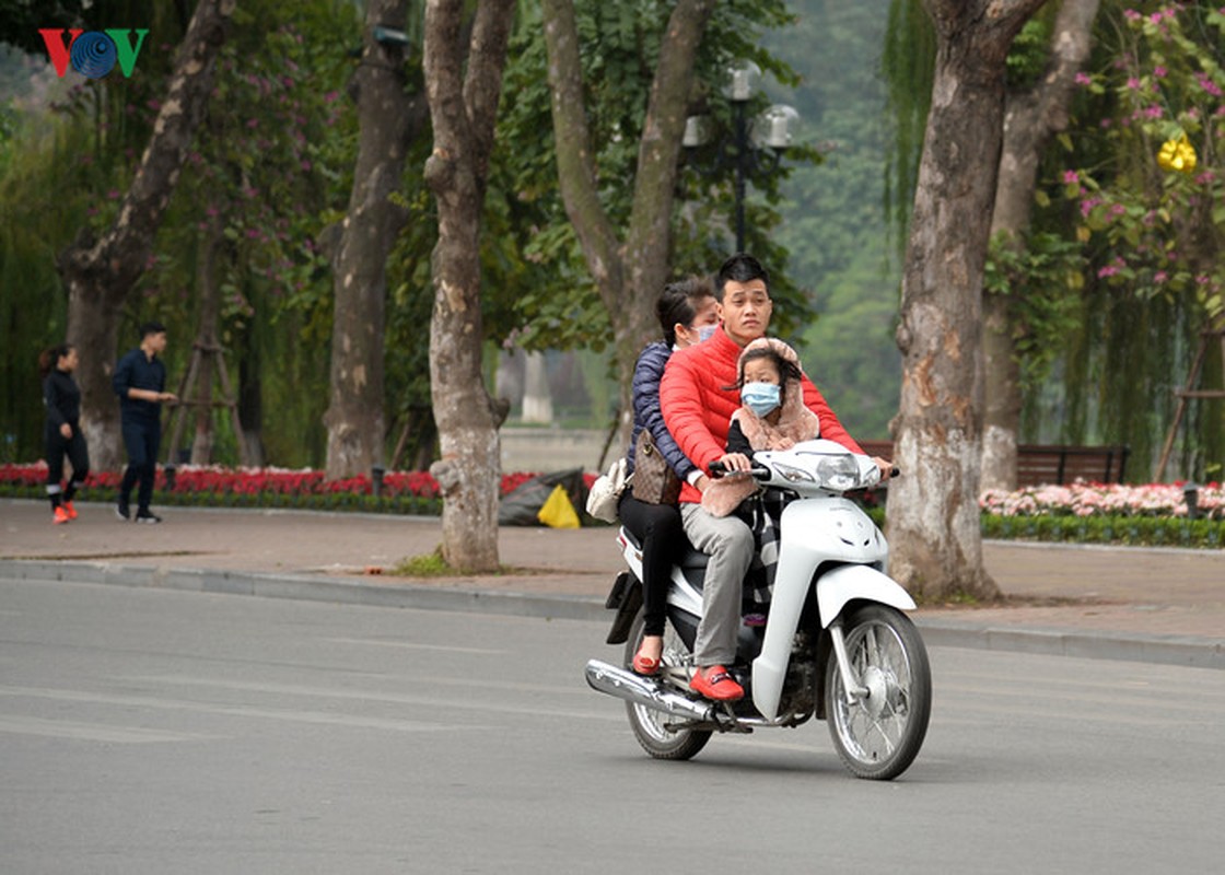 Vang bong CSGT, nguoi dan “vo tu” vuot den do ngay Tet-Hinh-12