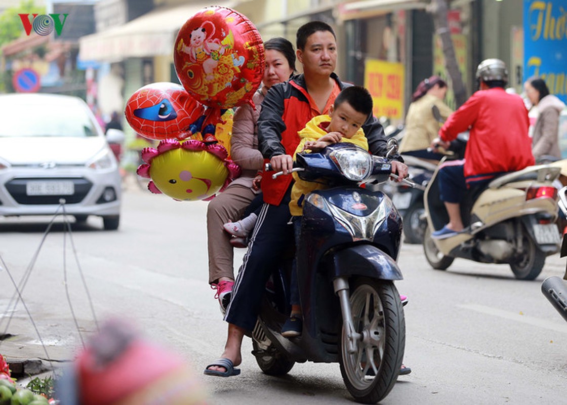 Vang bong CSGT, nguoi dan “vo tu” vuot den do ngay Tet-Hinh-14