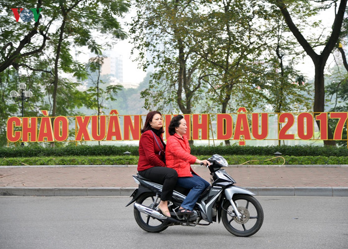 Vang bong CSGT, nguoi dan “vo tu” vuot den do ngay Tet-Hinh-5