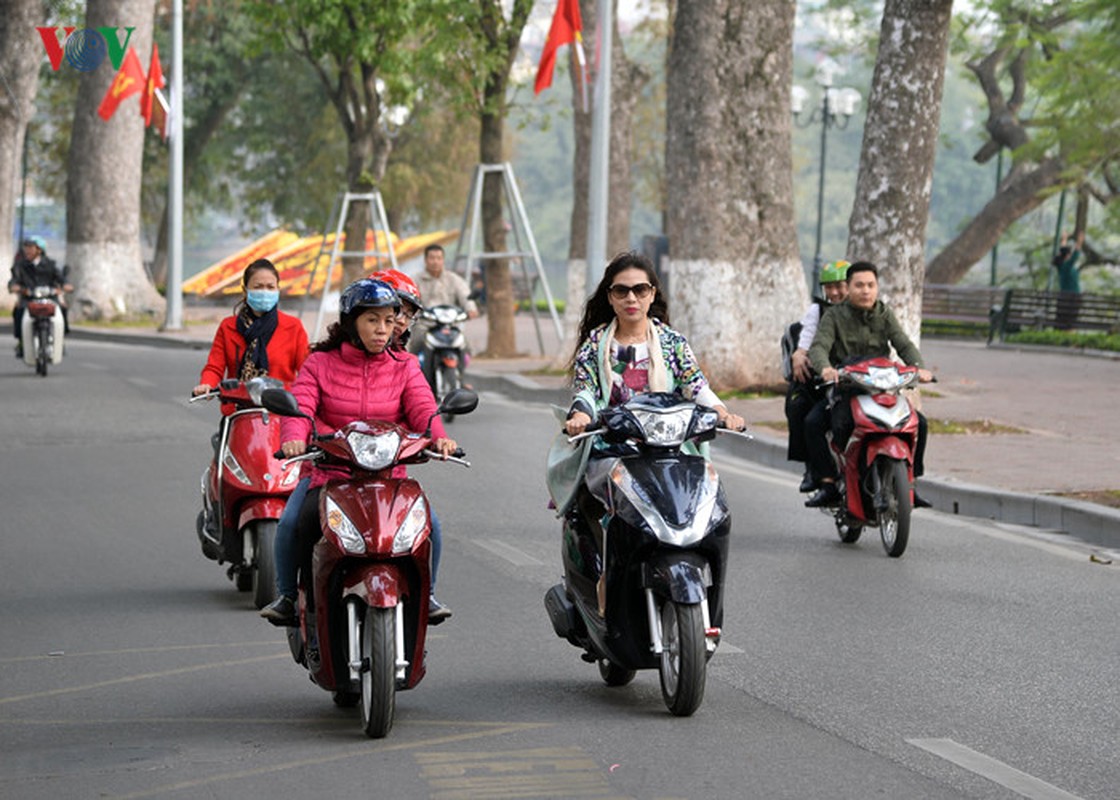 Vang bong CSGT, nguoi dan “vo tu” vuot den do ngay Tet-Hinh-6